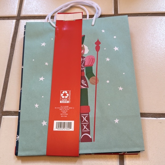 Set of 4 Christmas Holiday Medium Size Gift Bags Inspirations from Hallmark - Picture 3 of 8